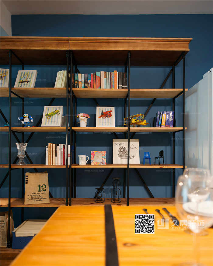 餐廳-置物架-實木敞開書架-久居裝飾 北歐工業風 藍色與米色的鮮明視覺對比 簡約有型的國際風范