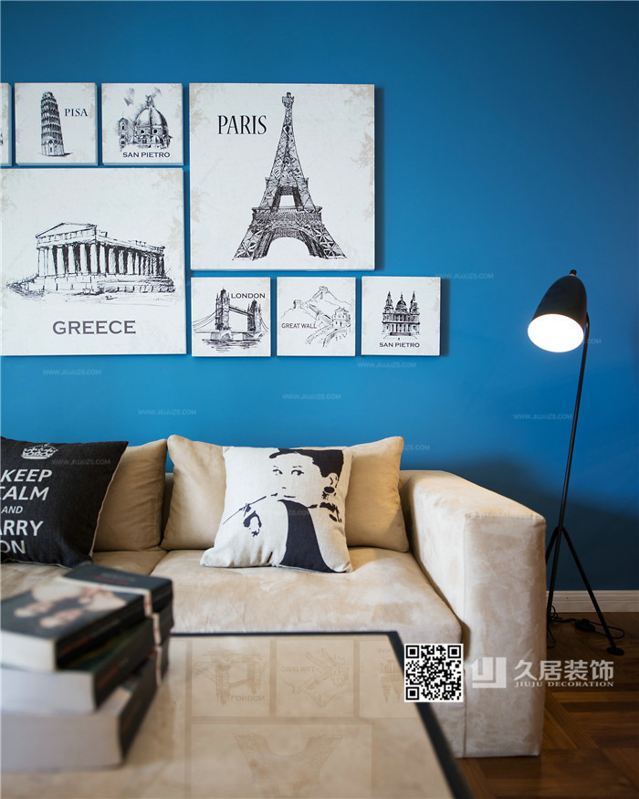 客廳-沙發-落地燈-久居裝飾 北歐工業風 藍色與米色的鮮明視覺對比 簡約有型的國際風范