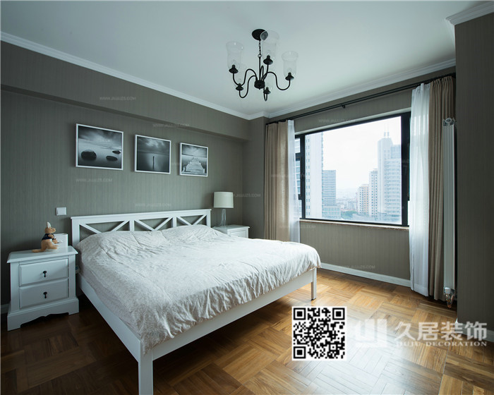 臥室-白色實木床-久居裝飾 北歐工業風 藍色與米色的鮮明視覺對比 簡約有型的國際風范