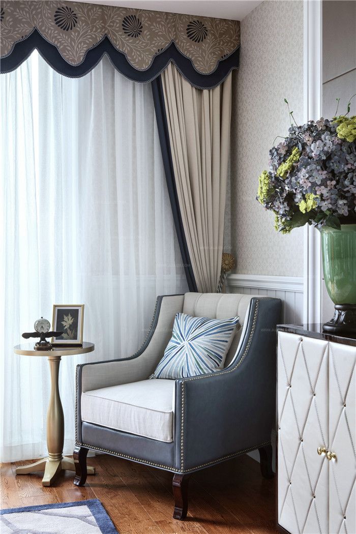 法式風格-休閑沙發-法式窗簾-當純白遇上法式 330㎡法式復古風格